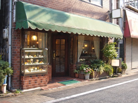 緑の日よけテントが目印の純喫茶マーキーの外観